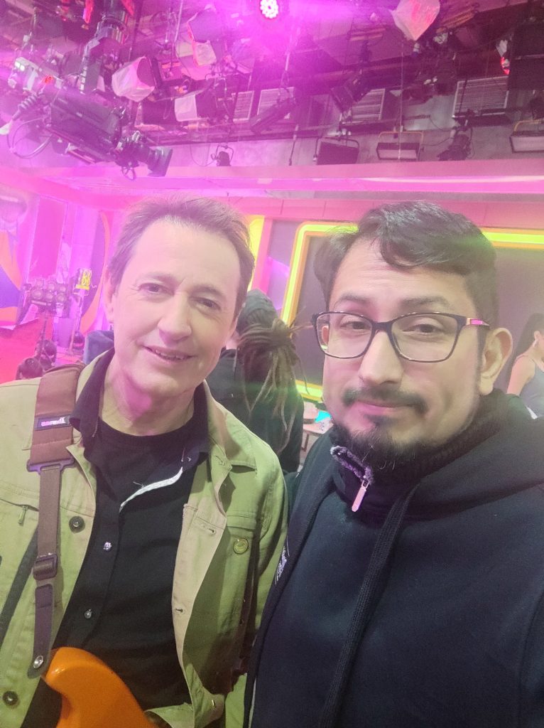 Encuentro con Miguel de Sexual Democracia en estudio de televisión